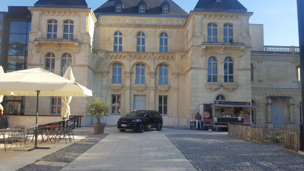 Opel-Buzine.jpg Remise des clefs du nouveau GRANDLAND X au célèbre château de la BUZINE
